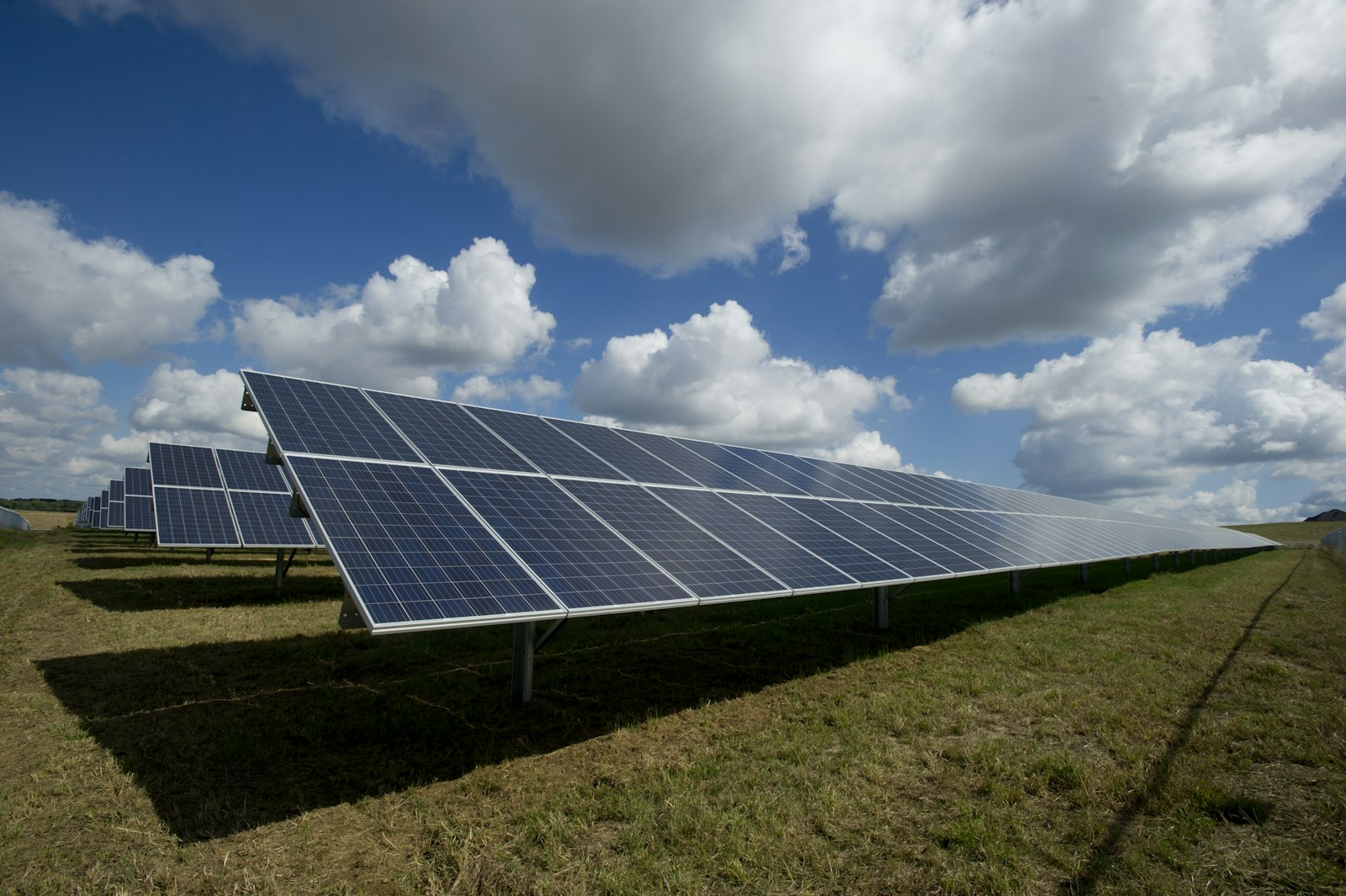 Paneles solares y aerotermia: combinación de energías renovables para el hogar