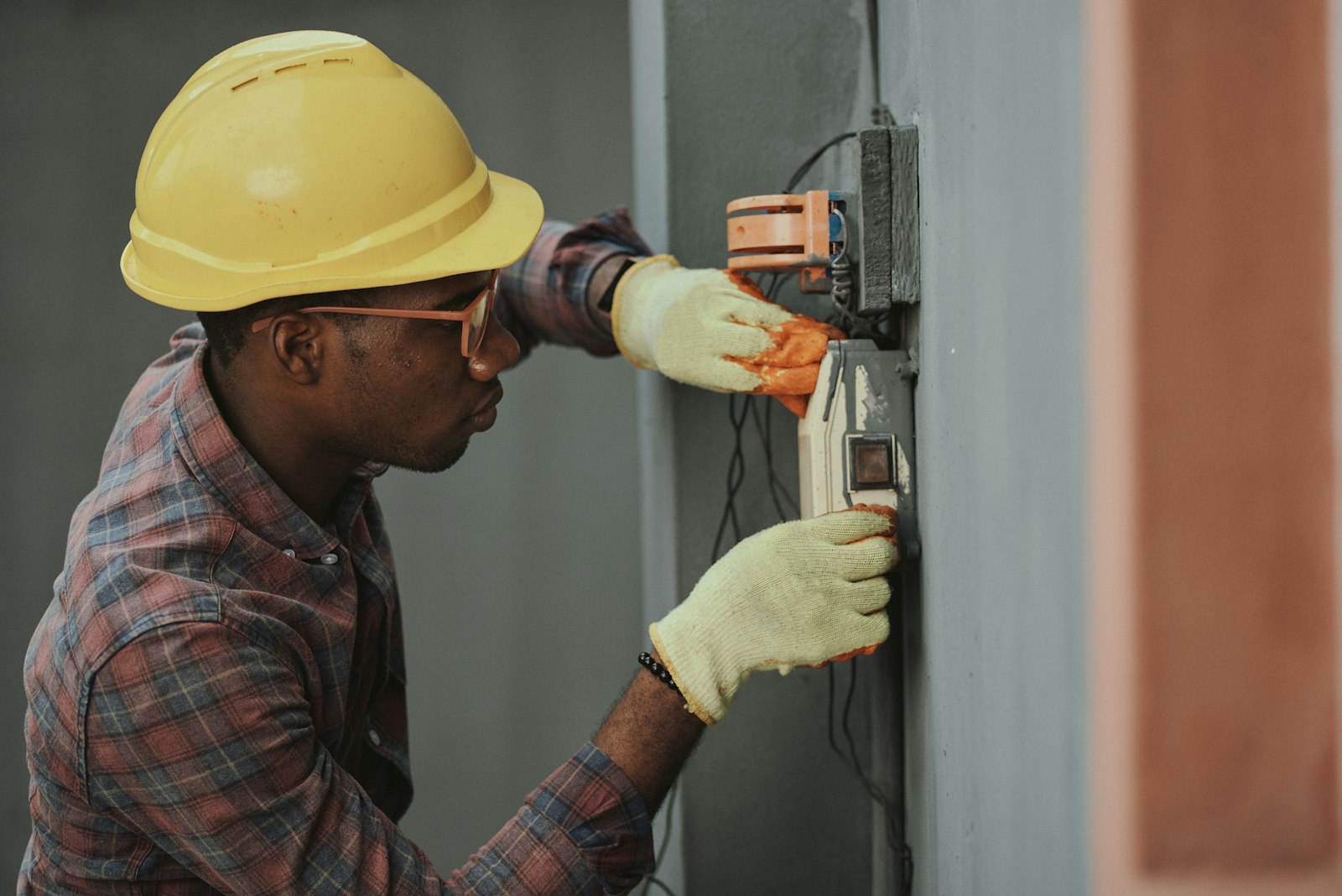 Técnico instalando un sistema de aerotermia en pared exterior